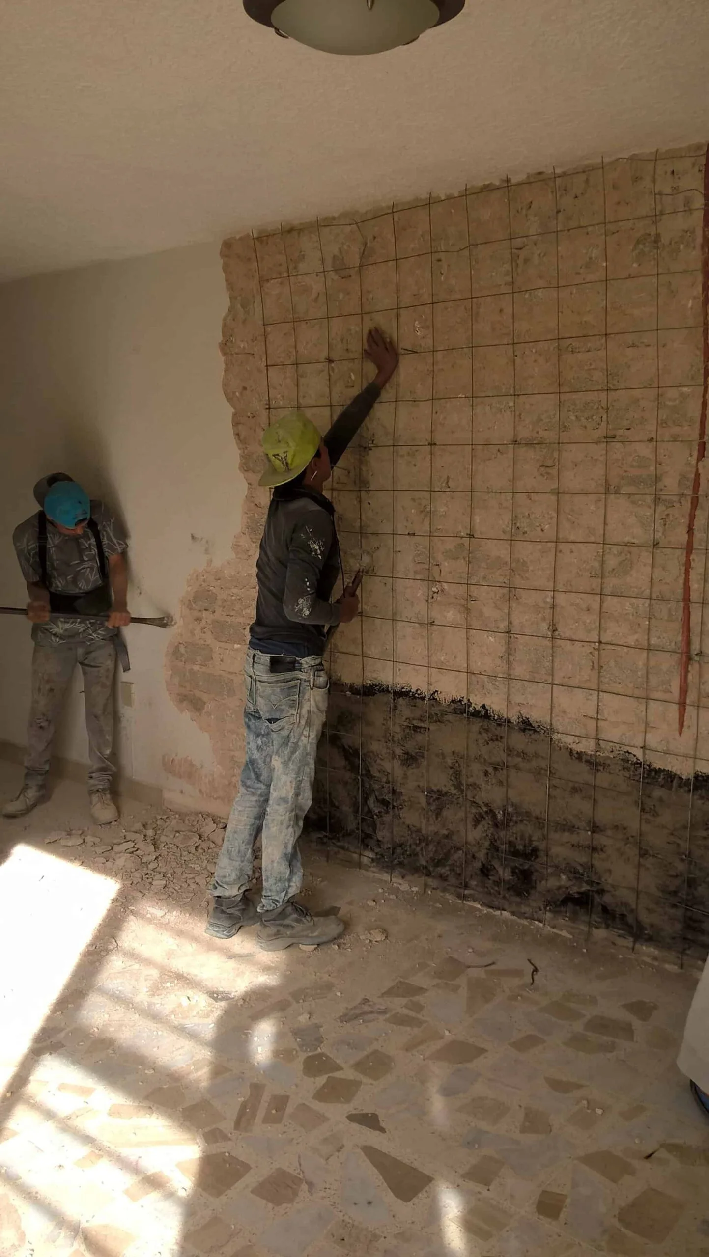 Estructuras 12 Colocación de malla electrosoldada para reforzar muro
